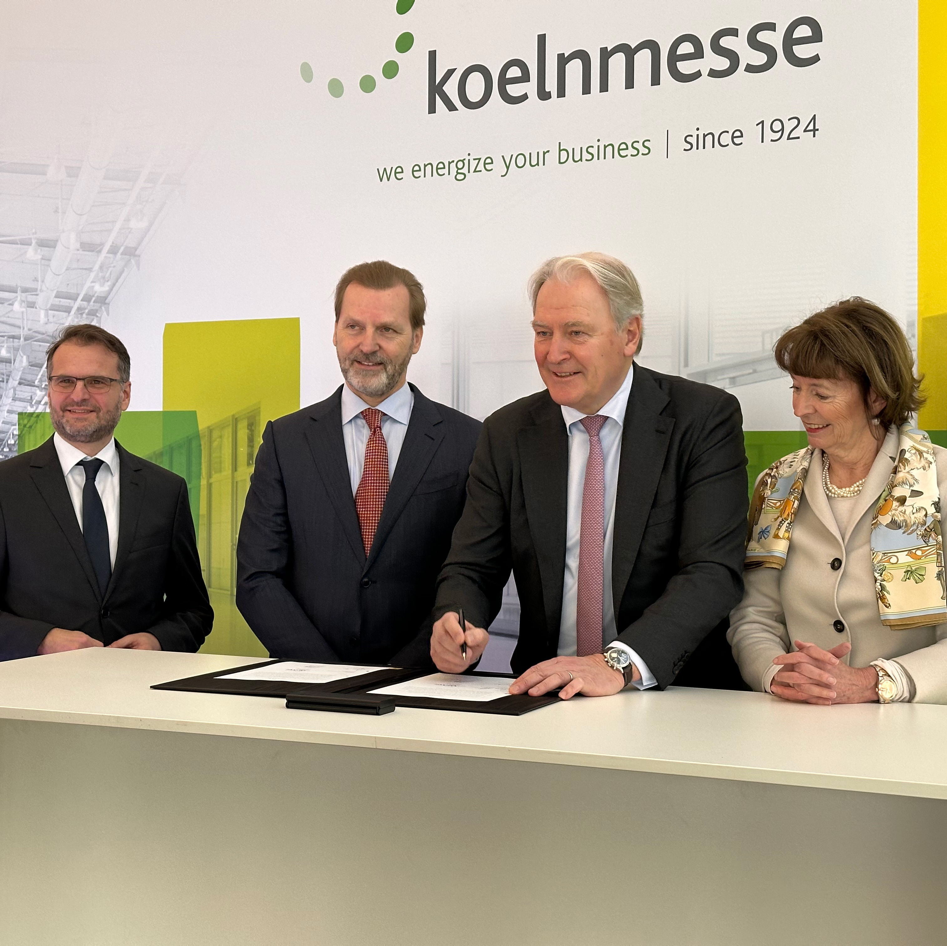 Unterzeichnung des Fördervertrags (v.l.n.r.): Hans Schmitz und Andreas Amelung von der Kämpgen-Stiftung, die geschäftsführende Vorständin der RheinEnergieStiftungen Prof. Dr. Susanne Hilger, der Präsident der TH Köln Prof. Dr. Stefan Herzig und von der Marga und Walter Boll-Stiftung: Hartmut Anders, Heinrich Nopper und Rüdiger Lennartz.