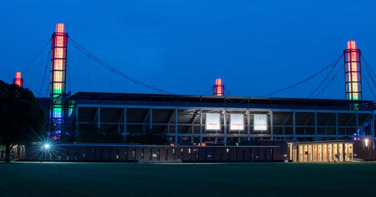 Die Stadionpylone erstrahlen auch 2024 wieder zum Deutschen Diversity Tag in Regenbogenfarben.