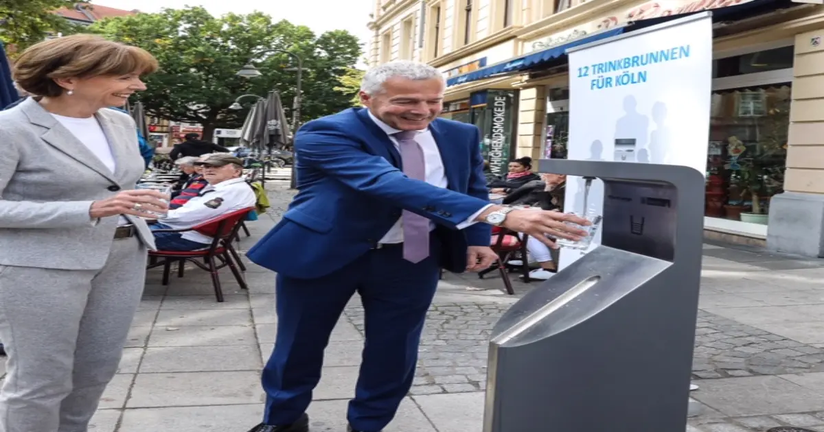 Oberbürgermeisterin Henriette Reker und RheinEnergie-Vorstand Dr. Andreas Cerbe weihten den ersten öffentlichen Trinkwasserbrunnen am Eigelstein ein. 