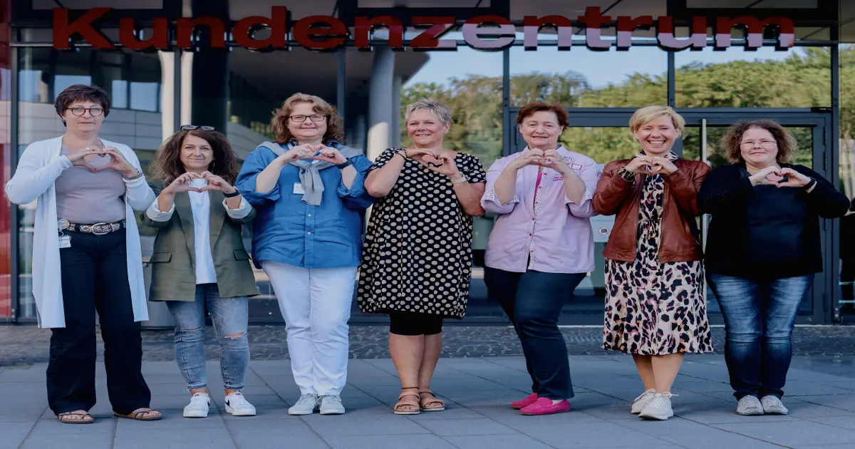 Mitarbeiterinnen vor dem Kundenzentrum der RheinEnergie am Parkgürtel.