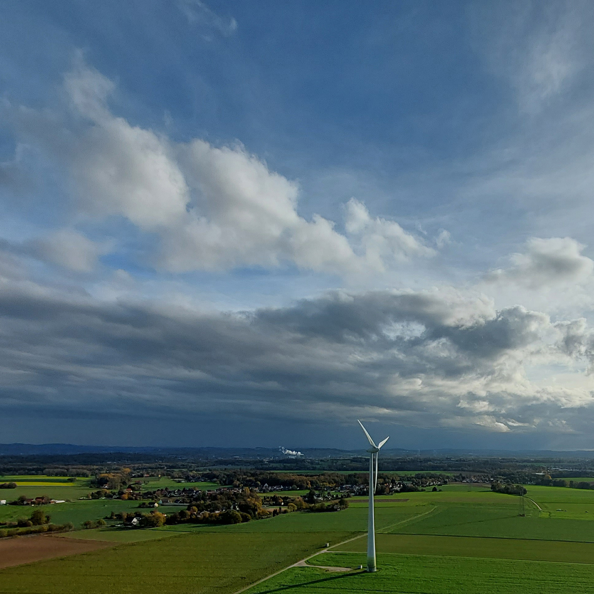 Ein Windrad auf einer Wiese.