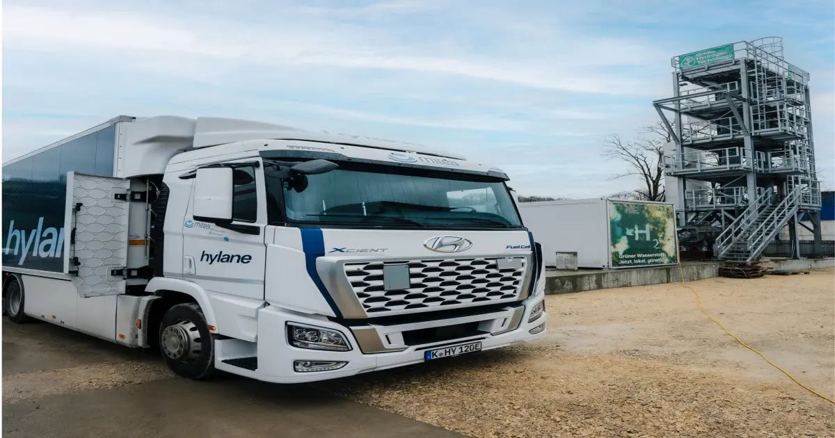 Ein hylane-Truck steht vor der Wasserstoffanlage