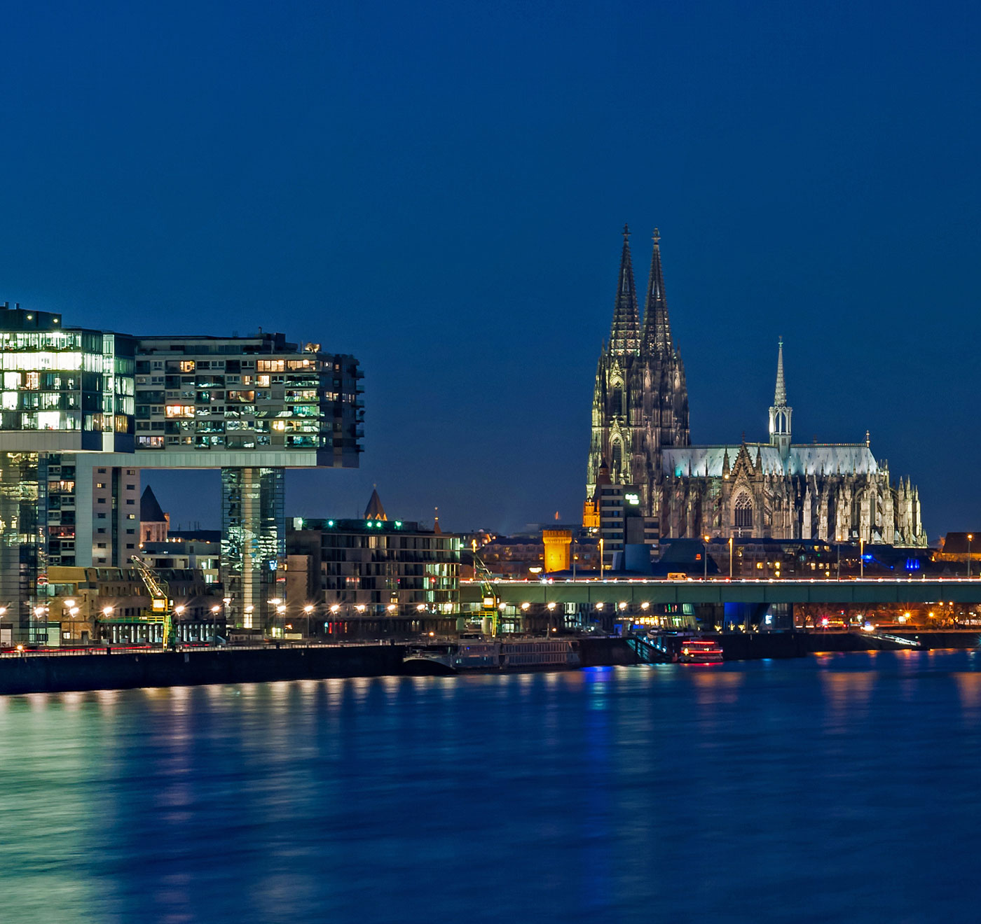 Nächtliches Panorama Köln Rheinufer