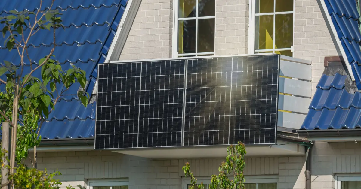 Solarpanels hängen aussen an einem Balkon eines Hauses