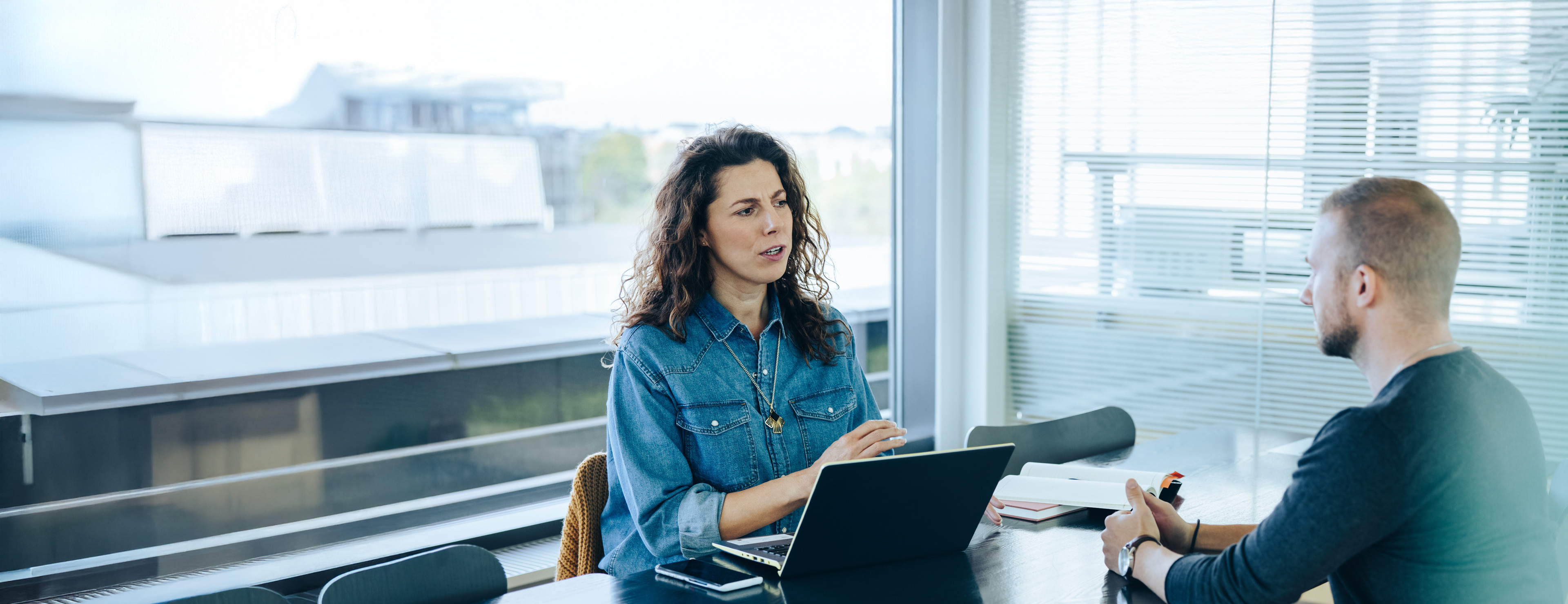 Frau vor Laptop