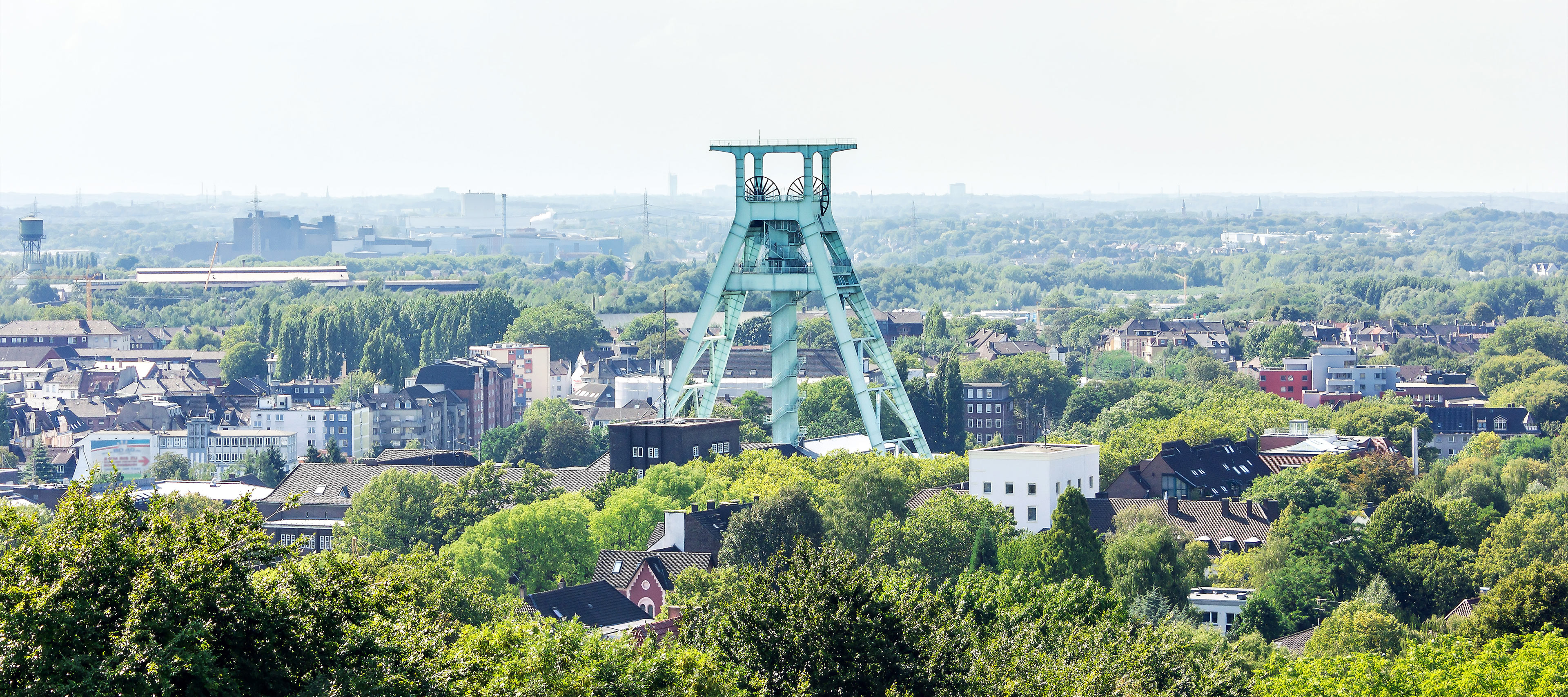 Blick auf Bochum mit Förderturm der Zeche