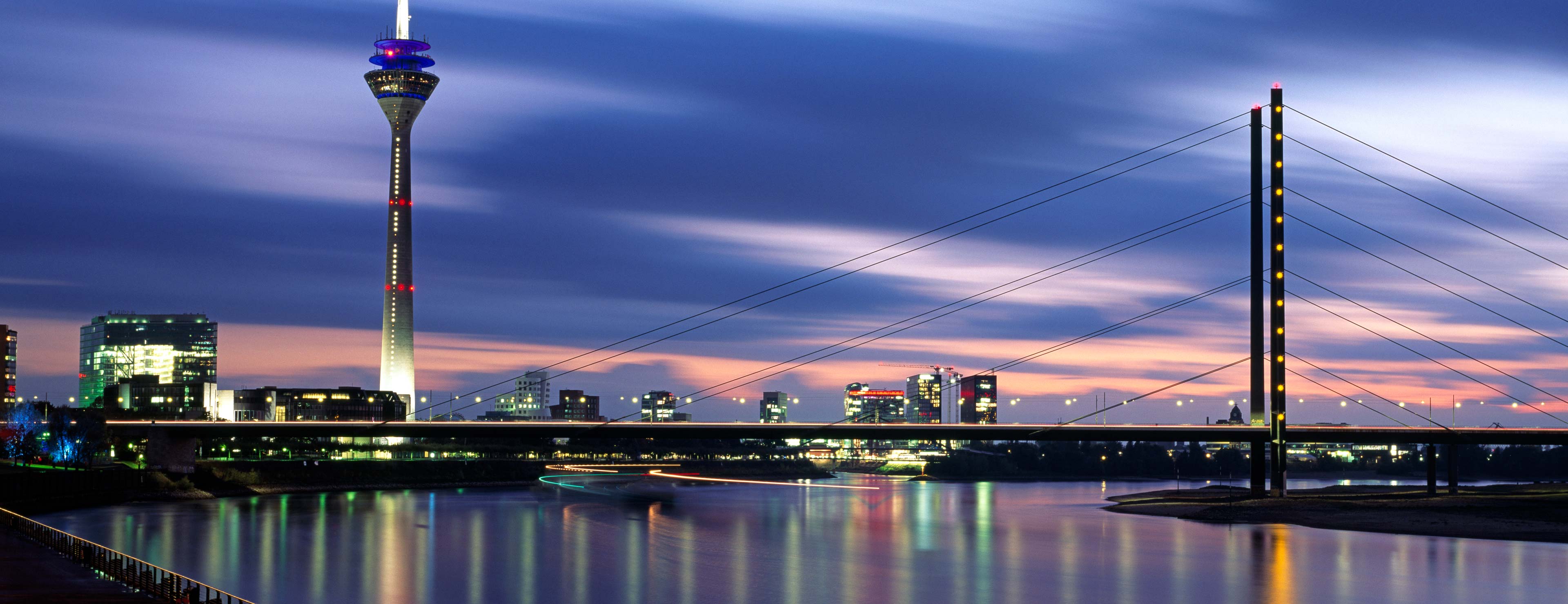 Blick auf die Hamburger Skyline mit der Embphilharmonie
