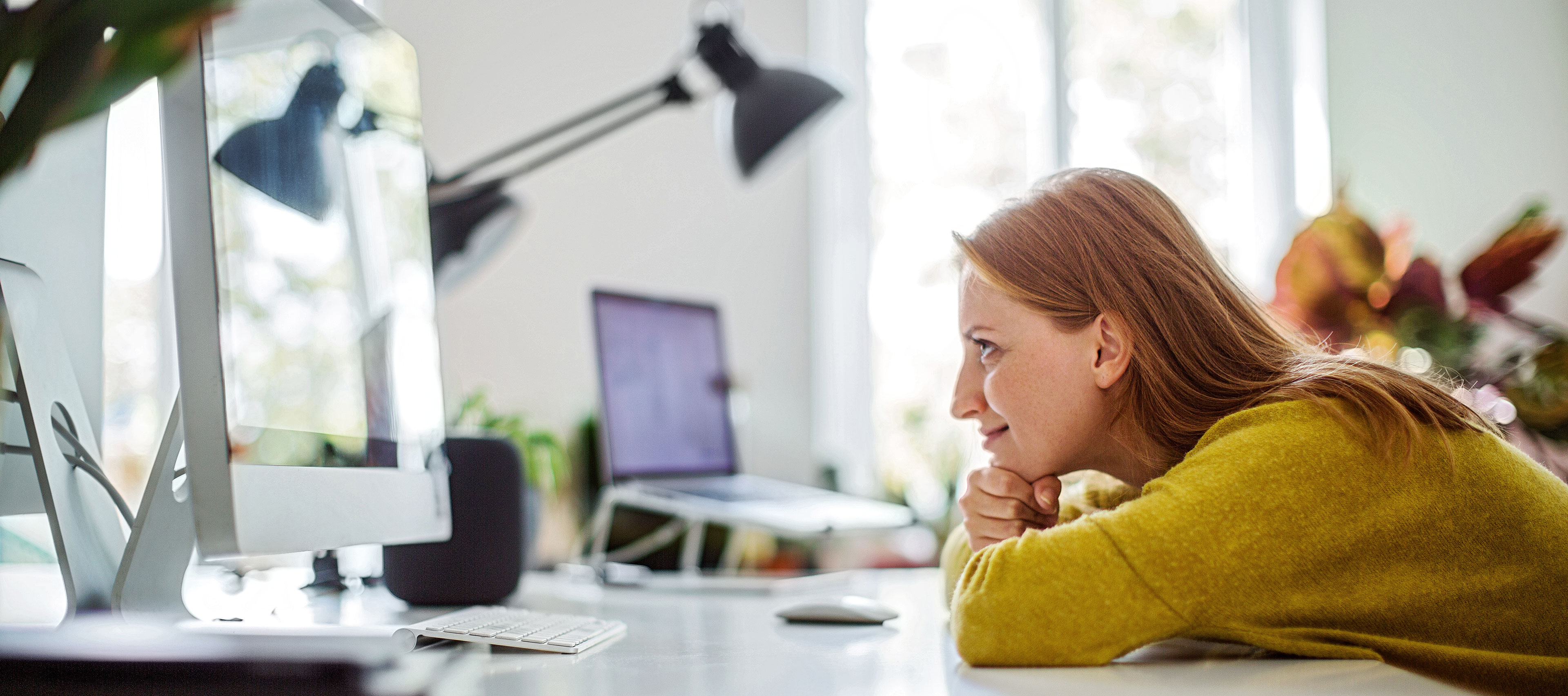 Frau schaut auf den Monitor.