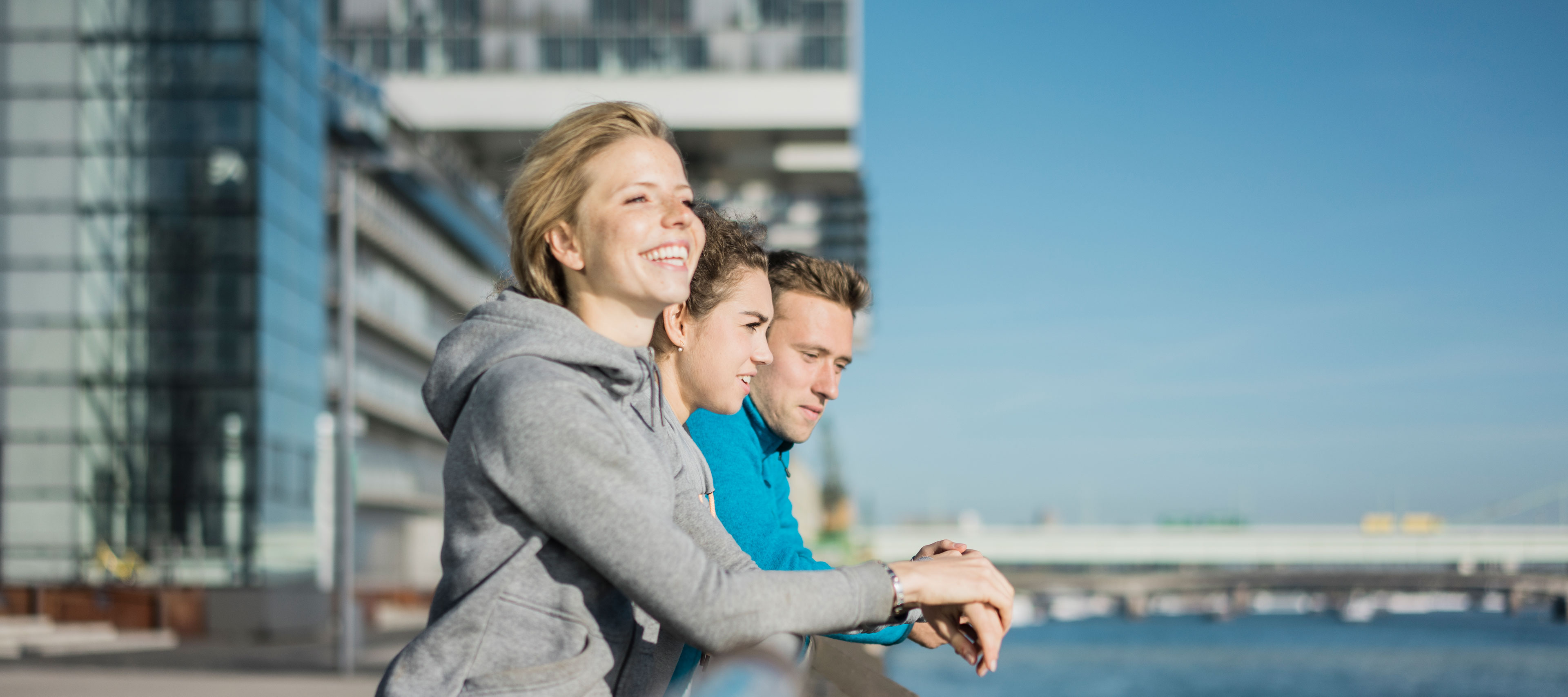 Freunde am Rheinauhafen.