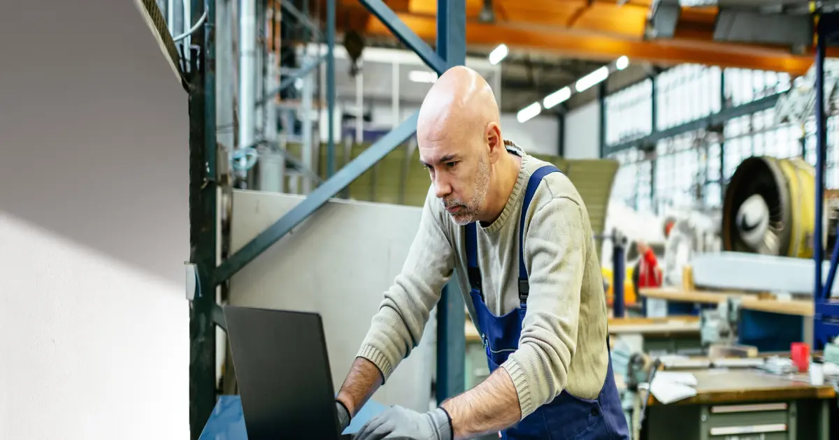 Arbeiter in einem Gewerbebetrieb in der Werkstatt