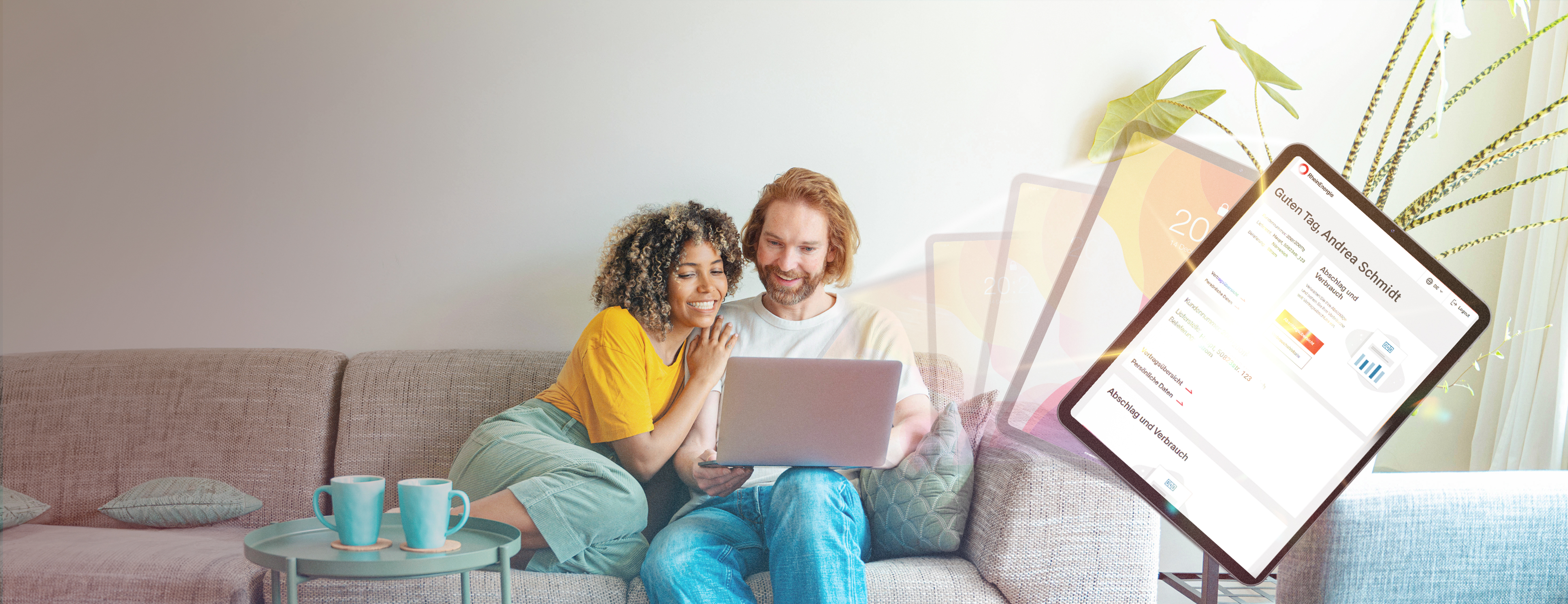 Paar auf Sofa nutzt OnlineService