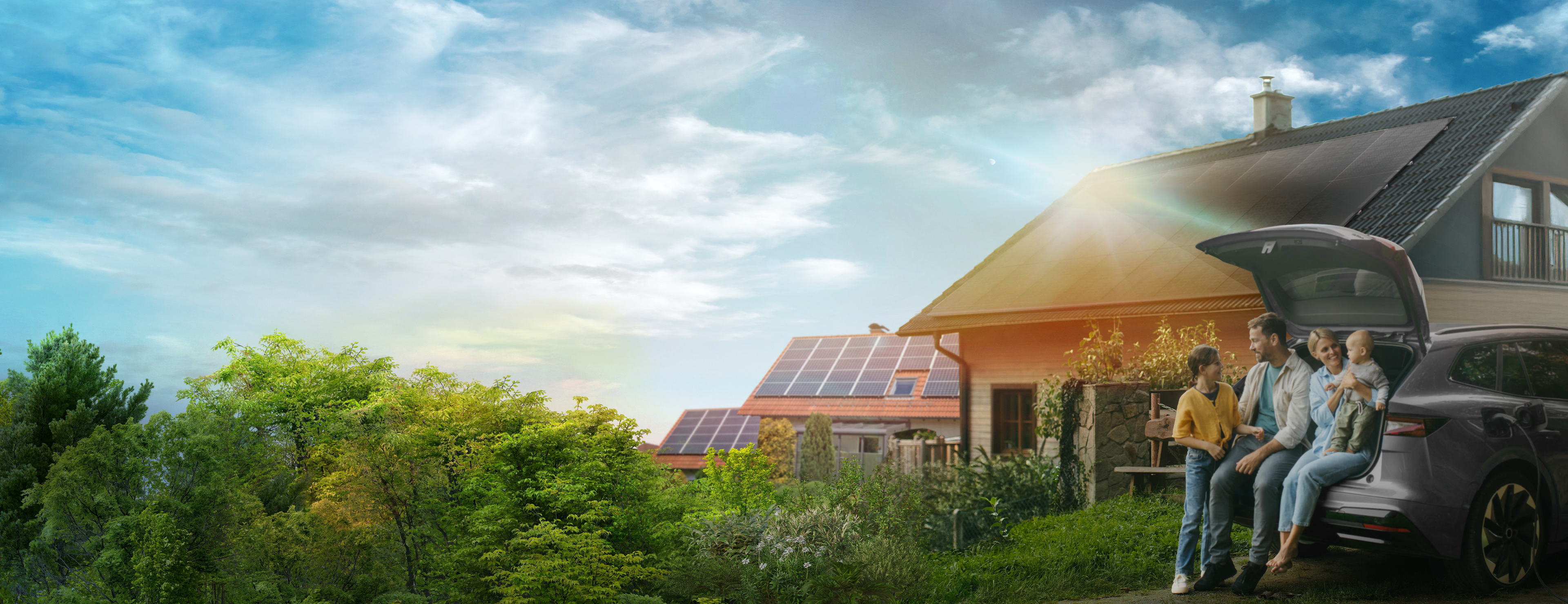 Haus mit rotem Dach und Solaranlage vor dramatischem Himmel