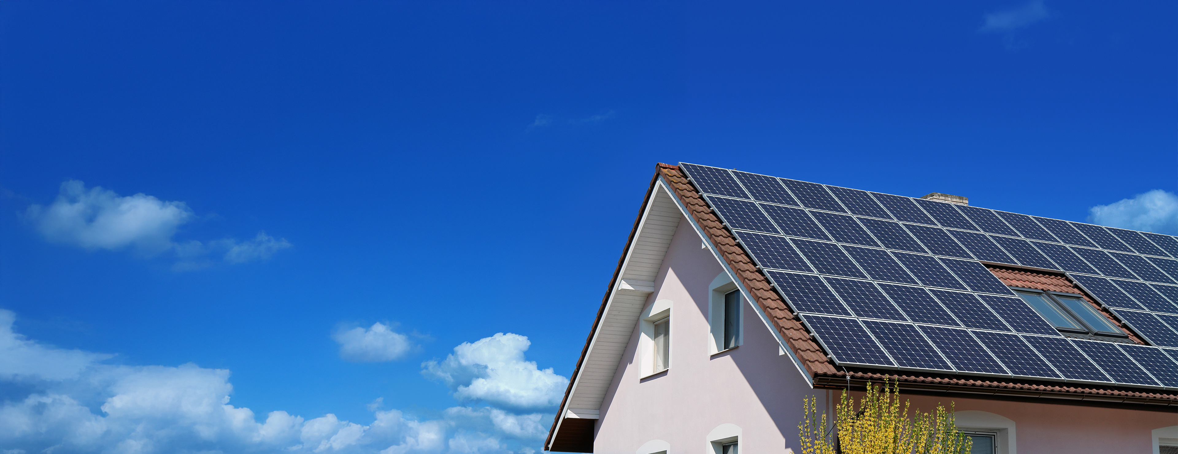 Arbeiter montiert eine Solaranlage auf dem Dach.