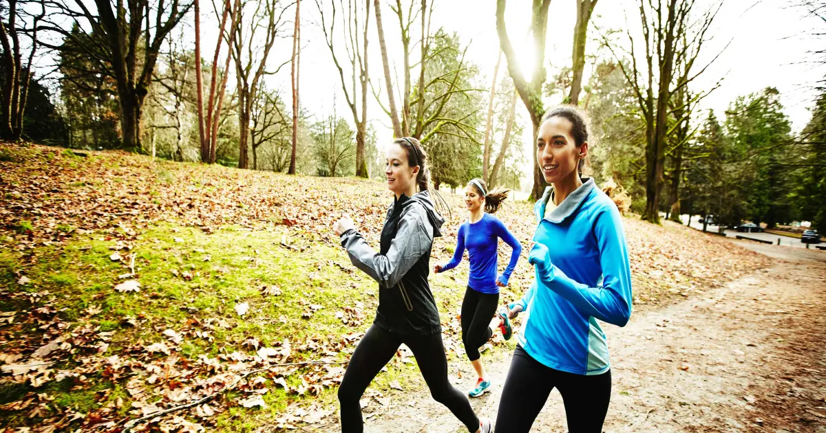 Frauen laufen im Wald