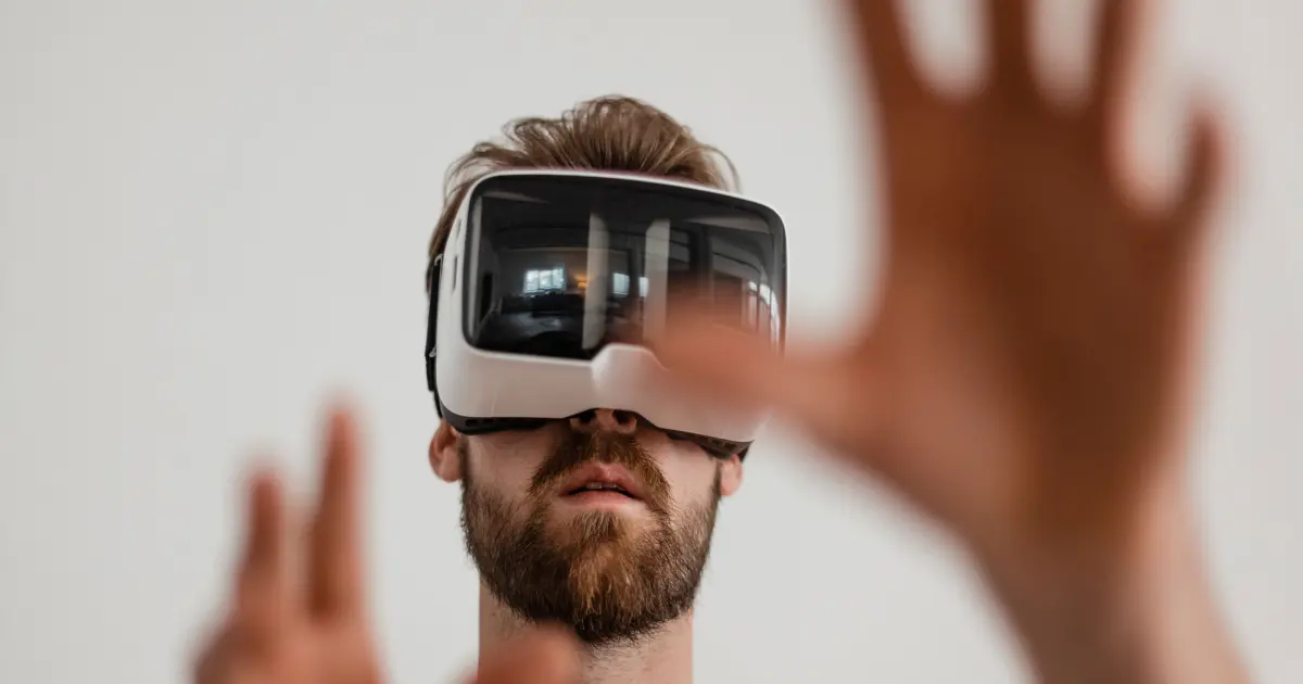 Mann mit VR-Brille.