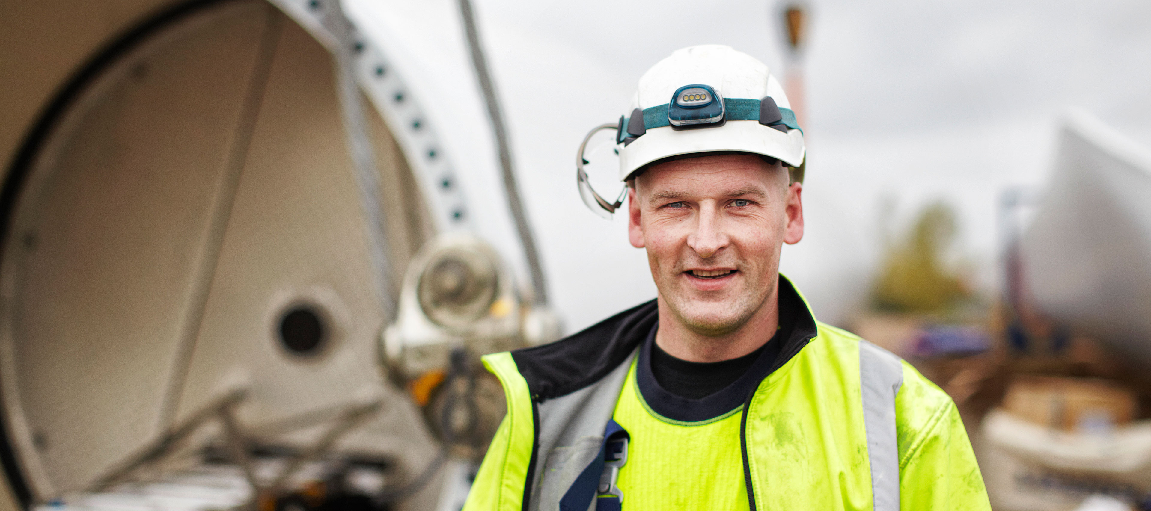 Mann in Arbeitsmontur