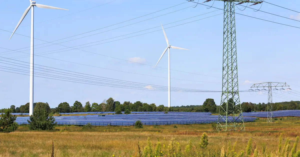 Photovoltaik und Windkraftanlagen speisen ins Stromnetz ein.