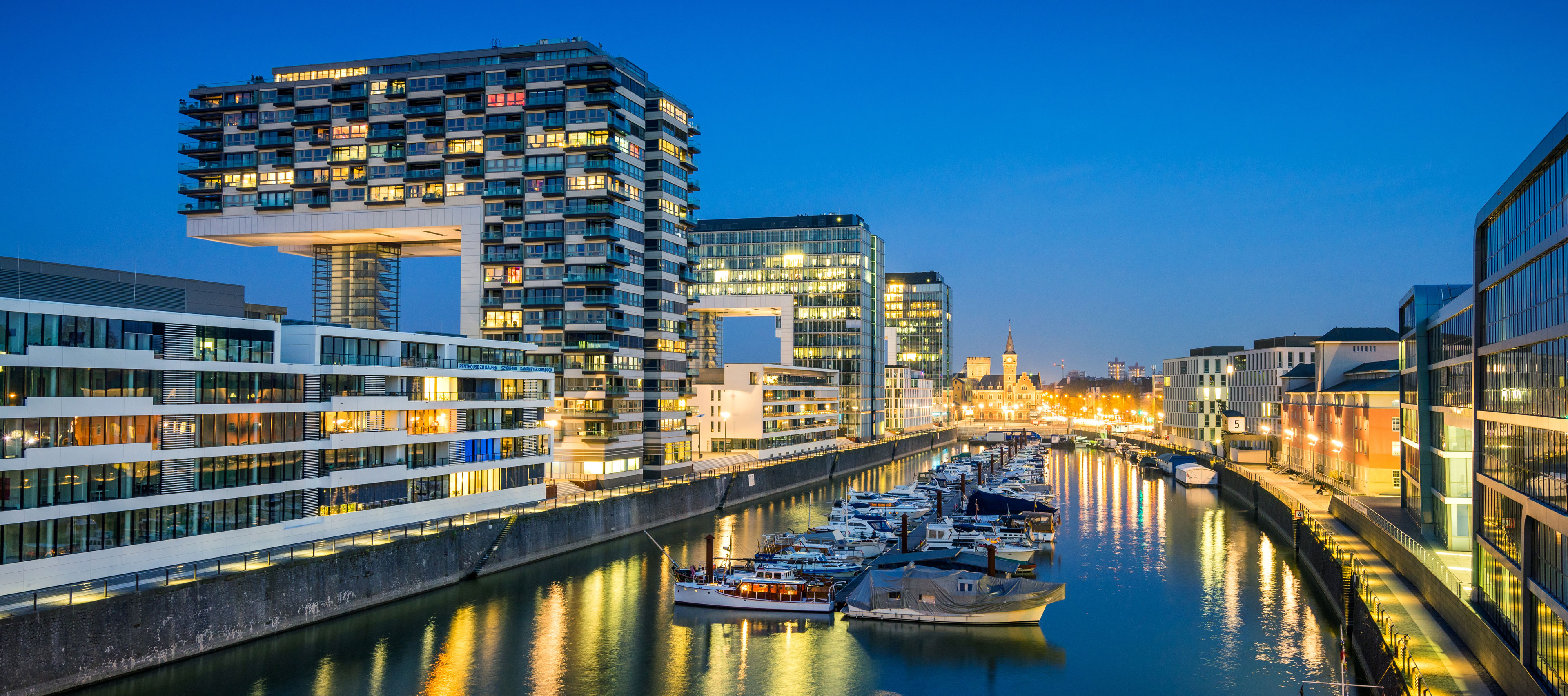 Beleuchteter Rheinauhafen in Köln