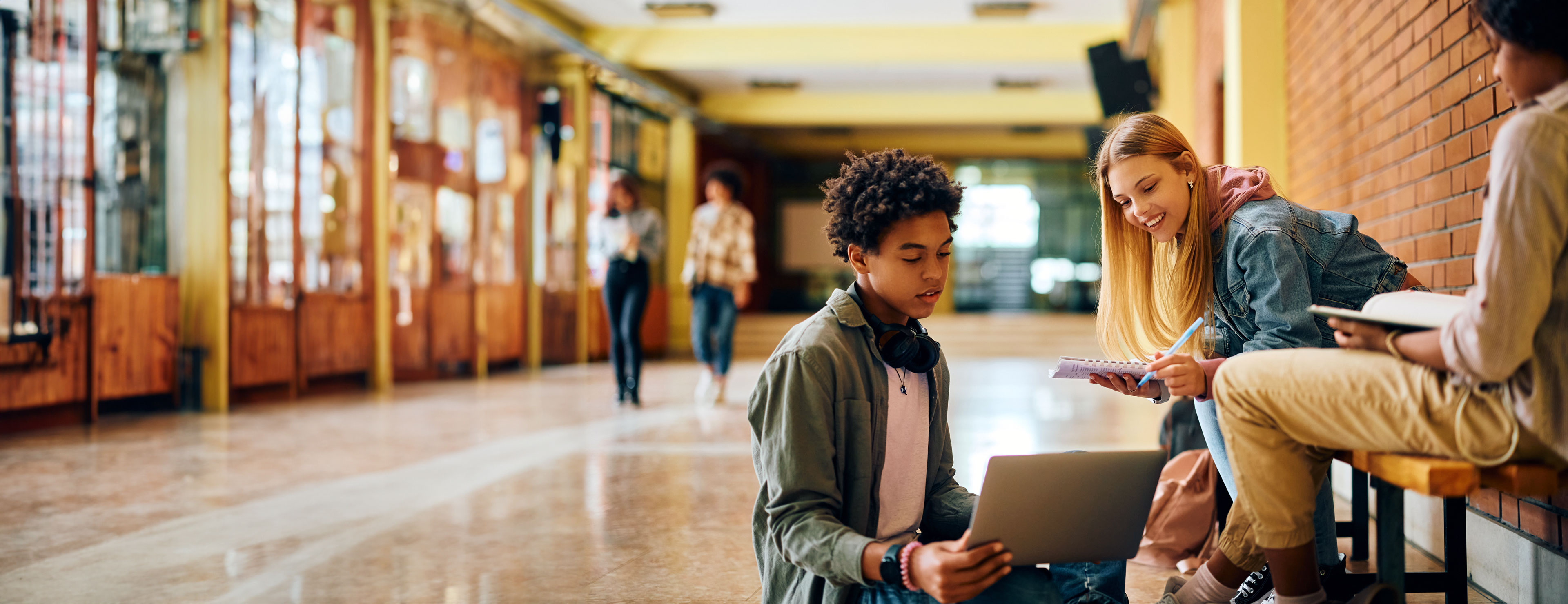 Schüler mit Laptop.