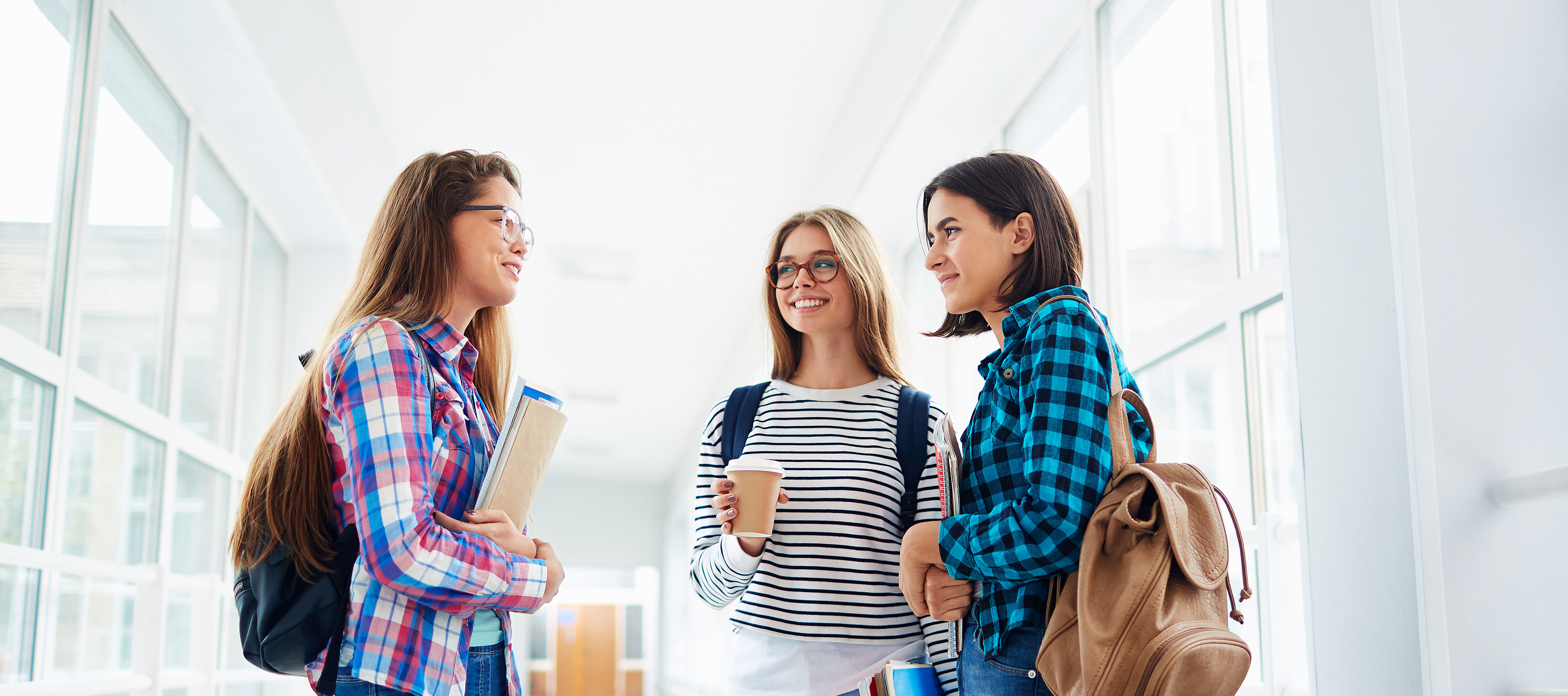 Drei junge Frauen im Gespräch.