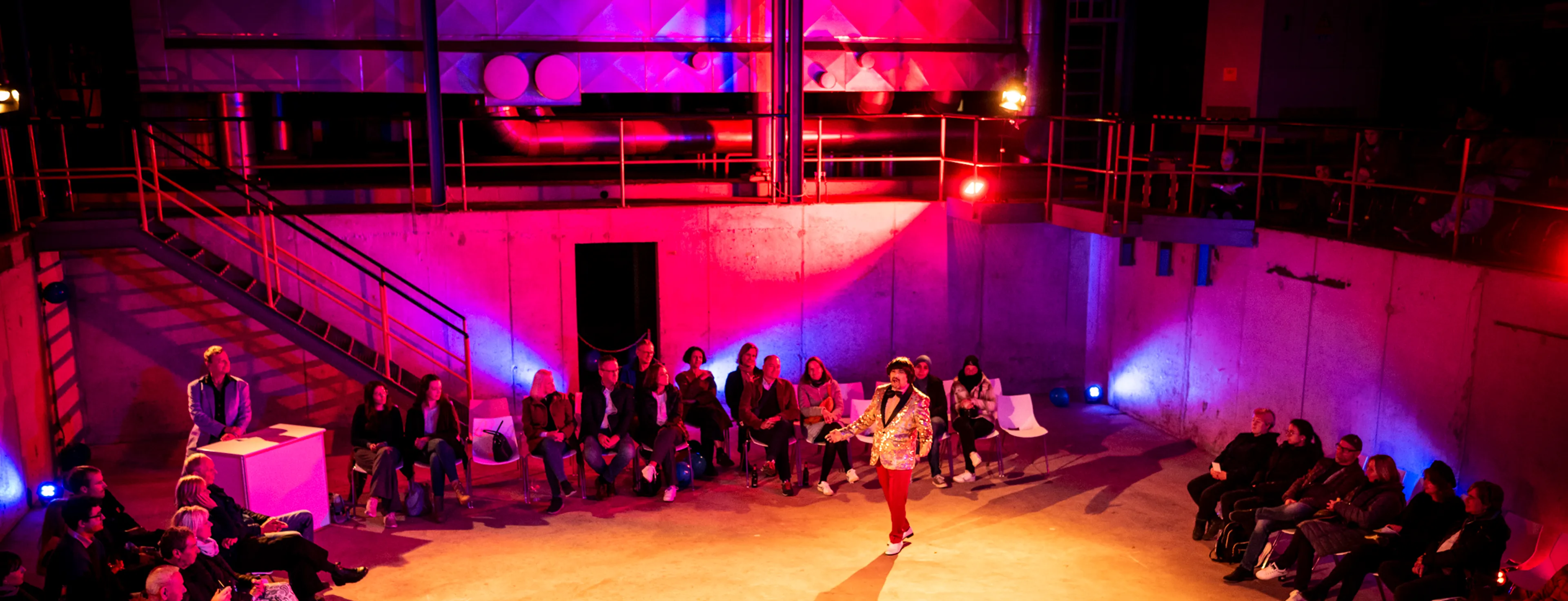 Theaterbühne in pinkes Licht getaucht