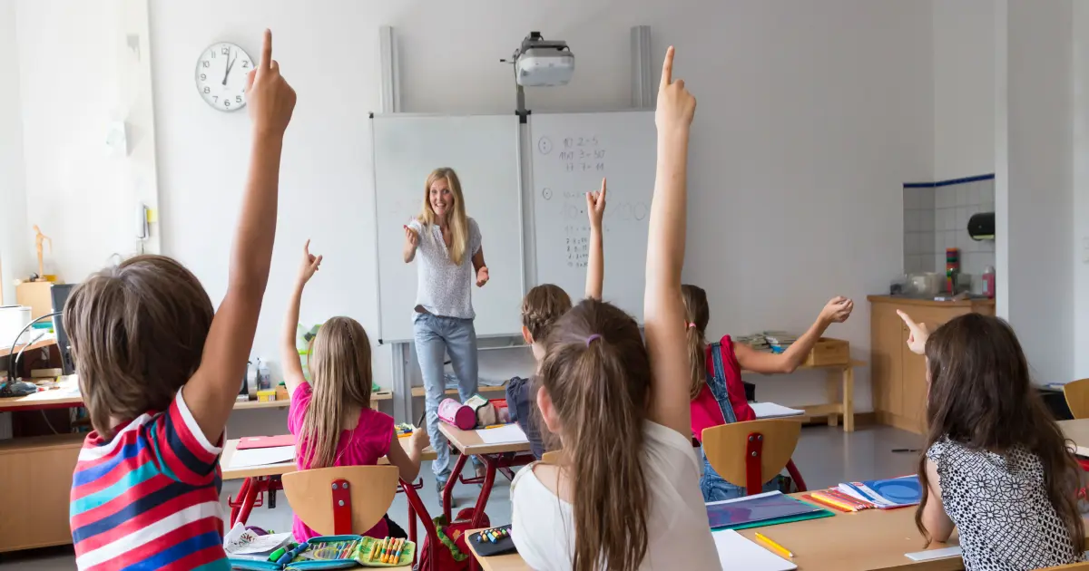 Unterricht im Klassenraum.