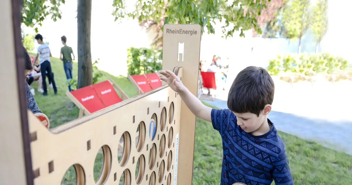 Kinder spielen Vier gewinnt aus dem Spielmobil.