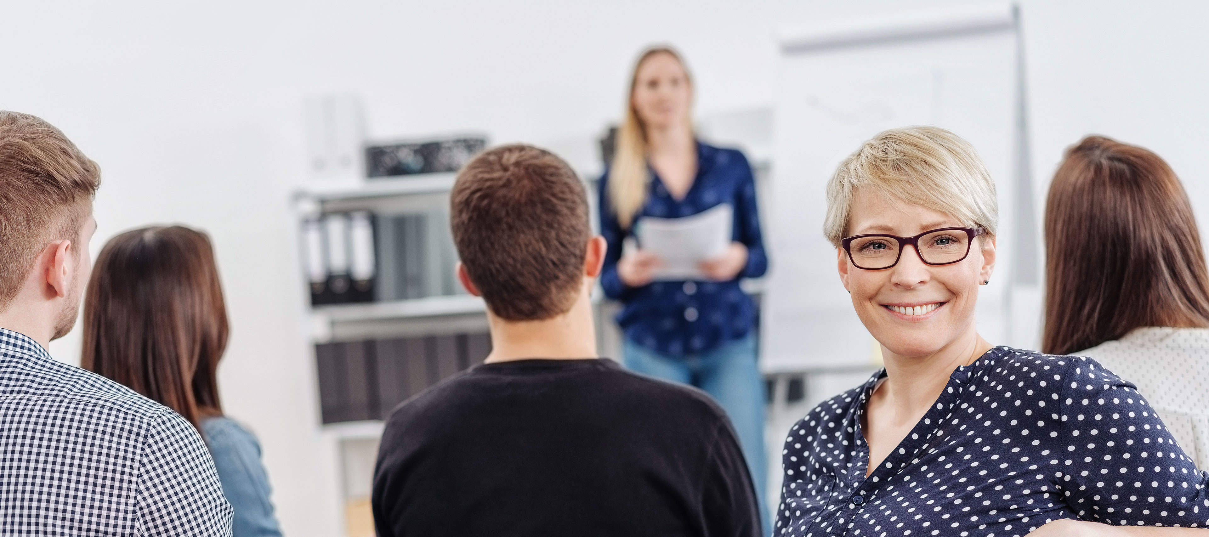 Junge Frau in einer Vorlesung.