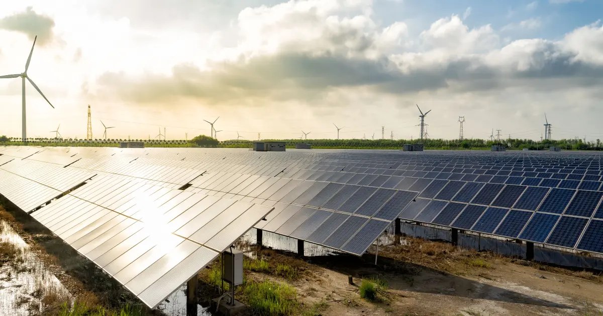 Windkraft und Photovoltaik speisen in das Stromnetz ein.