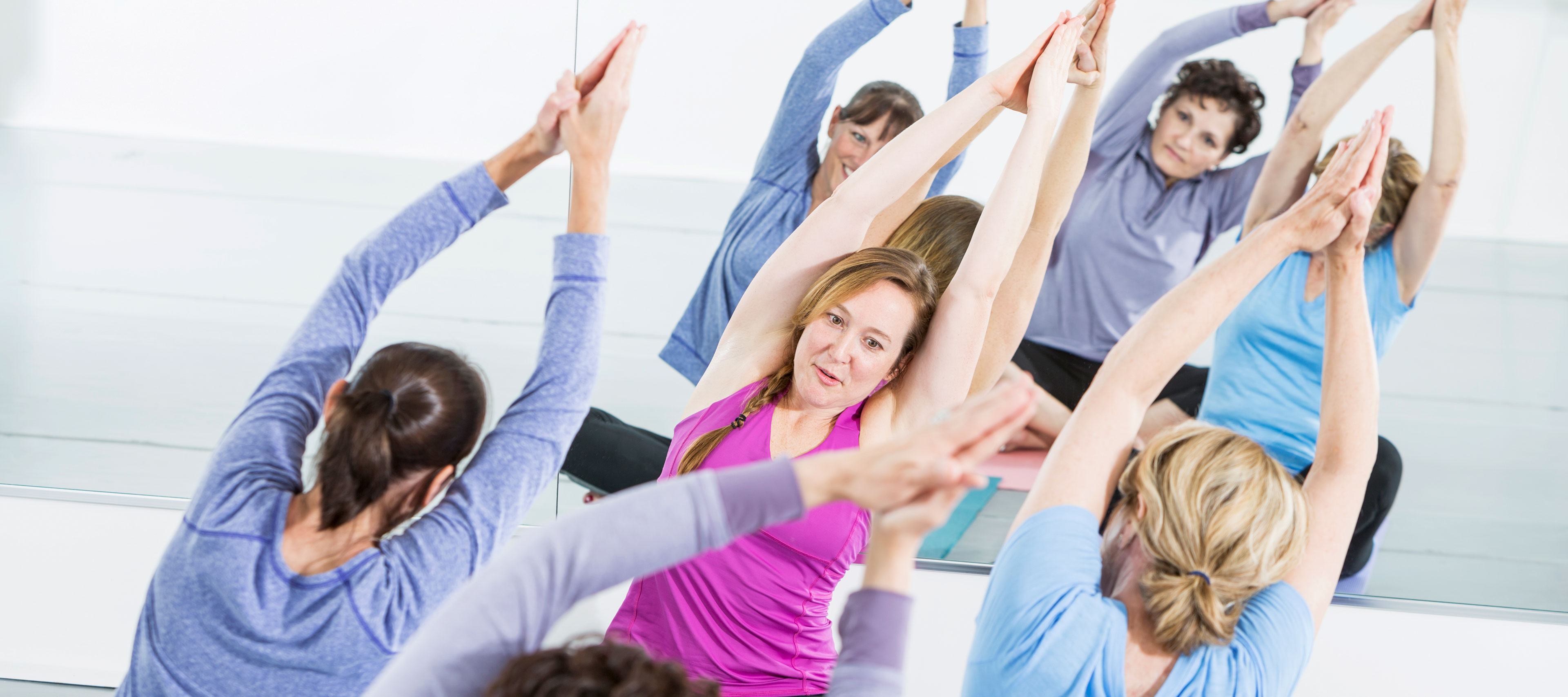 Frauen beim Yoga Training