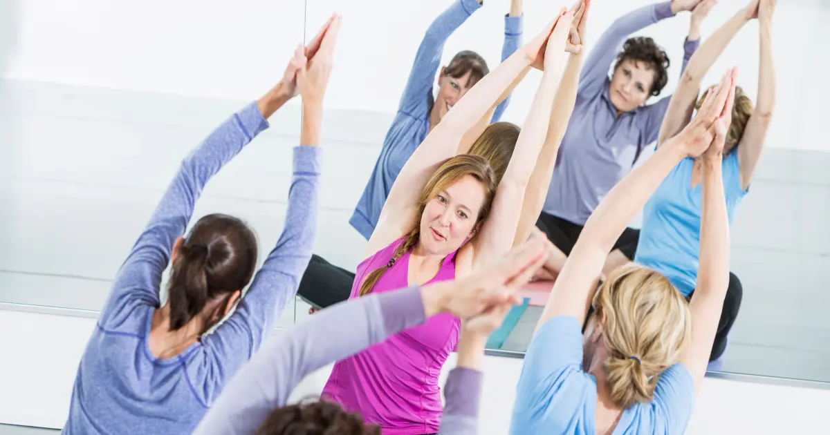 Frauen beim Yoga Training